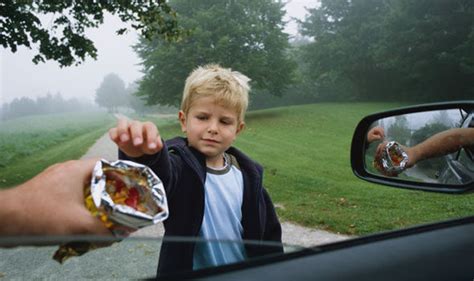 Kingi daha önce annesiyle alışveriş yapıyordu ve daha sonra parktan geçerek normal rotasını eve götürdü. Why I Scare My Kids Into Not Talking to Strangers