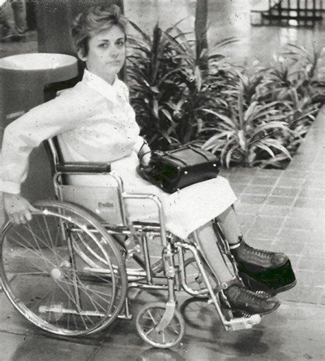 Pin Von Dianne Dych Auf Crippled Deviantart Rollstuhl Lady Frau