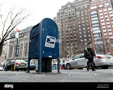 Un Service Postal Des Tats Unis Fort Se Tient Sur Le Trottoir Sur Amsterdam Avenue Manhattan