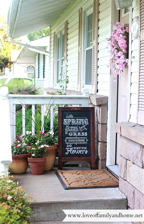 Want to see a porch redo that cost $150? Summer Porch Makeover & Chalkboard Art - Love of Family & Home