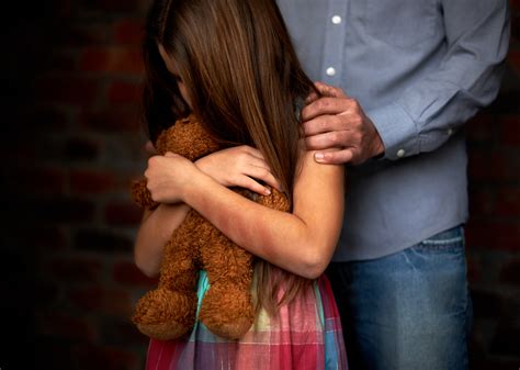 Ces parents racontent les abus qui ont brisé leur enfance et comment ils se sont reconstruits