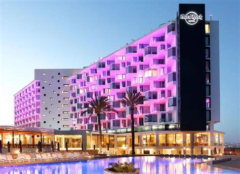 Located directly next to desaru coast adventure waterpark, hard rock hotel desaru continues to take prides for their iconic rock & roll theme, alongside with architecture in the shade of white and grey, surrounded by lush greenery. Hard Rock abrirá un nuevo hotel en Barcelona tras 200 M ...