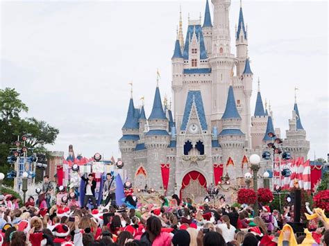 17 Photos Show How Disney Worlds Cinderella Castle Has Changed