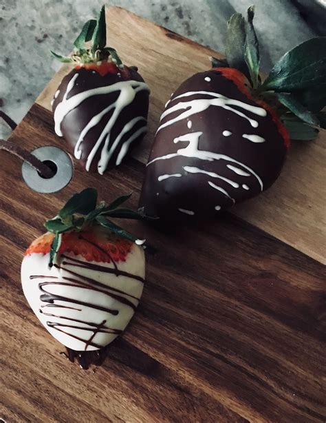 Chocolate Covered Strawberries Add A Pinch Of Coconut Oil For A Perfect Consistency Chocolate