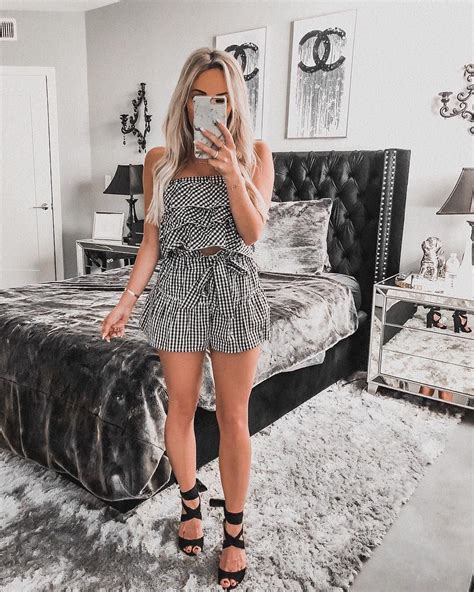 Hayleylarue Instagram Mirror Selfie Bedroom Decor Black And White Bedroom Outfit Of The