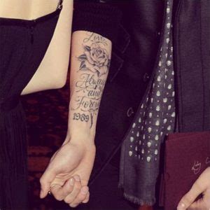 Y Con Tatuaje Lily Collins Y Jamie Campbell Bower Fueron Pareja Rock Pop