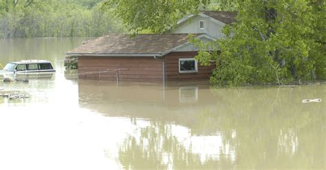 2011 After Flooding Homes Are Being Evacuated