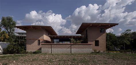 Diseño De Hermosa Casa De Dos Pisos Construida Con Adobe Concreto