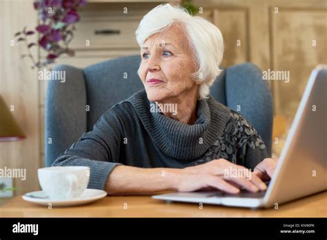 Old Elegant Woman Hi Res Stock Photography And Images Alamy