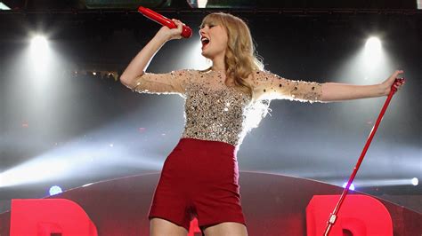 Taylor Swift Crashes Ticketmaster As Fans Scoop Up Presale Tickets