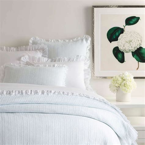 Want to find the perfect matelasse coverlet? Matelassé Coverlets & Matelassé Bedspreads | Pine Cone Hill