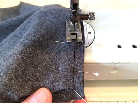 Prepare the body of the garment. Sewing Knit Necklines: How to Make a V-Neck | Naaitechnieken, Naaitips, Naaien