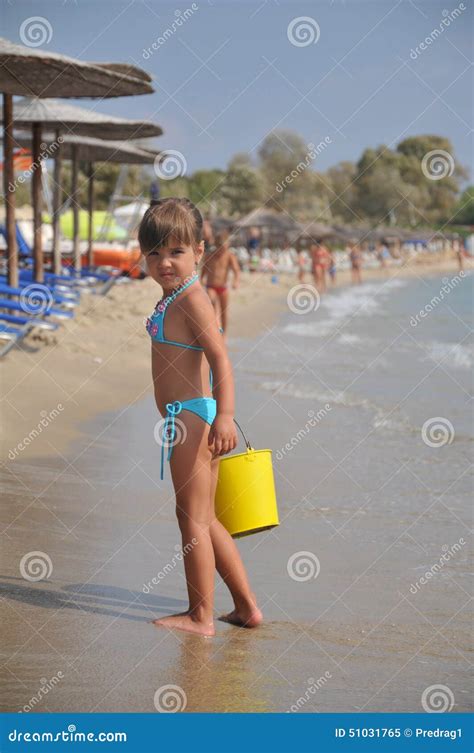 Bambina Che Gioca Sulla Spiaggia Immagine Stock Immagine Di Configurazione Scultura