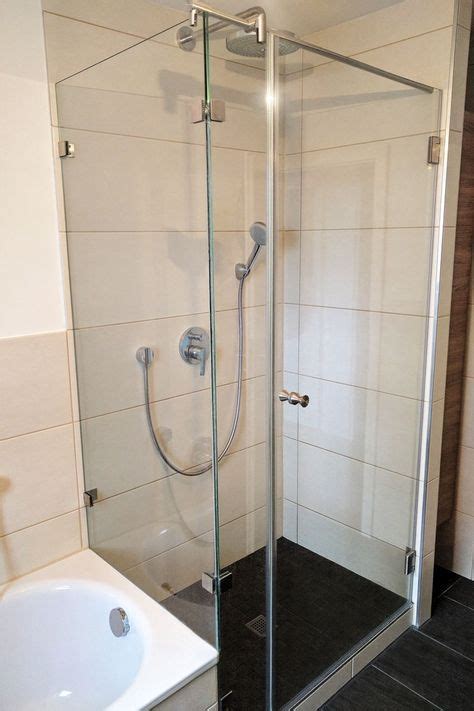 Ob drehtür, wannenfaltwand oder klapptür: Duschtrennwand aus Glas neben der Badewanne eingebaut. # ...