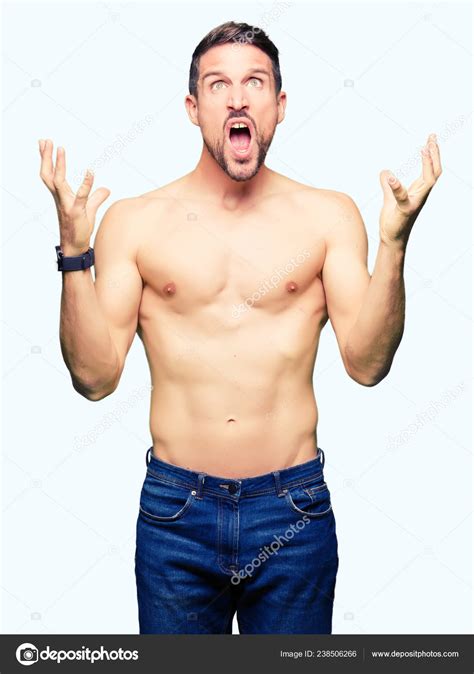 Hombre Guapo Sin Camisa Mostrando Pecho Desnudo Loco Loco Gritando fotografía de stock