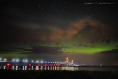 See This Amazing Photo Of Northern Lights Over Mackinac Bridge
