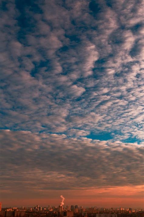 Mooie Hemel Met Wolken Over De Stad Bij Zonsondergang Stock Afbeelding
