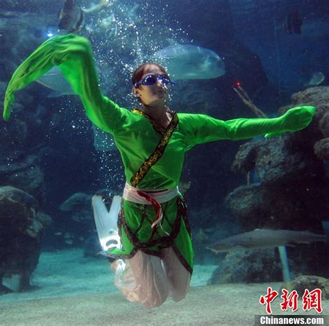 Underwater Fashion Show Cn