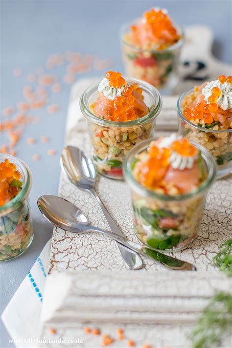 Fingerfood für Silvester Linsensalat im Glas mit Lachs und Kaviar