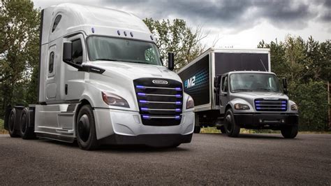 Freightliner Rolls Out Its First Electric Cascadia Trucks To Customers