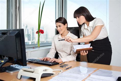 Dos Mujeres Ejecutivas Trabajando En Oficina — Foto De Stock