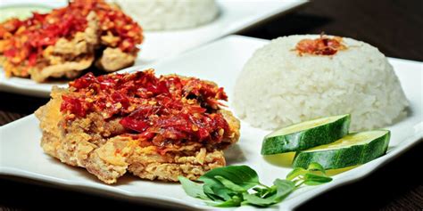 Resep sambal ayam geprek menjadi salah satu menu yang paling digemari masyarakat. 9 Cara Membuat Ayam Geprek Pedas, Mudah dan Rasanya Bikin Nendang | Plus.Kapanlagi.com