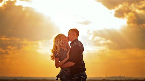 Couples Affectueux Embrassant Au Coucher Du Soleil Image Stock Image Du Adulte Affection