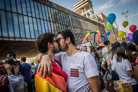 Folha de são paulo 16/01/2020 chefe da secom faz discurso histórico e desmonta matéria difamatória da folha de s.paulo (veja o vídeo). No sufoco, Parada Gay de SP traz olhar sobre voto ...