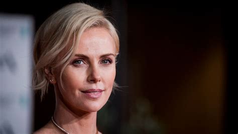 'yes, i thought she was a boy, too,' charlize agrees. Charlize Theron erklärt ihren Kindern Rassismus ...