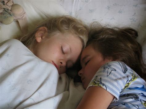 Untrodden Paths Sleeping Sistersschlafende Schwestern