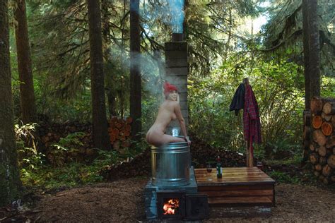 Sara Underwood Nude In Wood Fire Hot Tub 5 Pics The