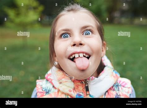 Niedliche Kleine Mädchen Ihre Zunge Stockfotografie Alamy