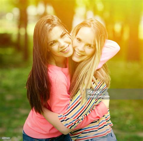 Zwei Junge Freundinnen In Einer Umarmung Im Park Stockfoto Und Mehr Bilder Von Umarmen Umarmen