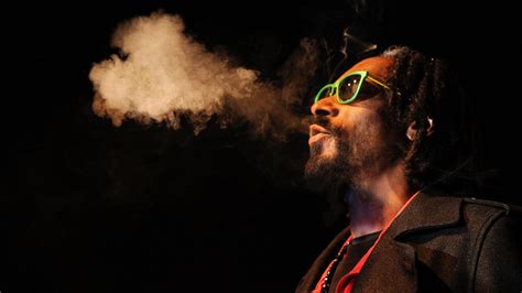 Snoop Dogg Smokes Up To 150 Joints Per Day Says Personal Blunt Roller