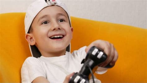 Imagenes sobre un niño jugando con los videojuegos : Salva a su familia por desvelarse jugando videojuegos