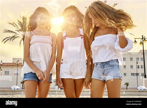 Beste Freunde Jugendlich Mädchen Spaß Am Strand Sand Bei Sonnenuntergang Stockfotografie Alamy