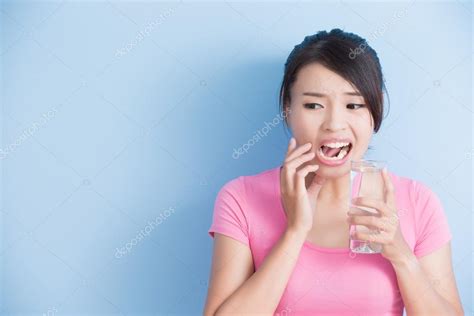 Woman Drinking Water With Sensitive Teeth — Stock Photo © Ryanking999