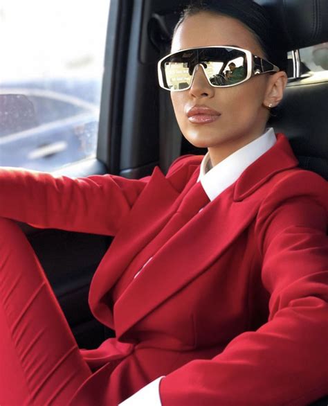 Women In Tie Cool Photos Amazing Photos Square Sunglasses Women Suits How To Wear Red