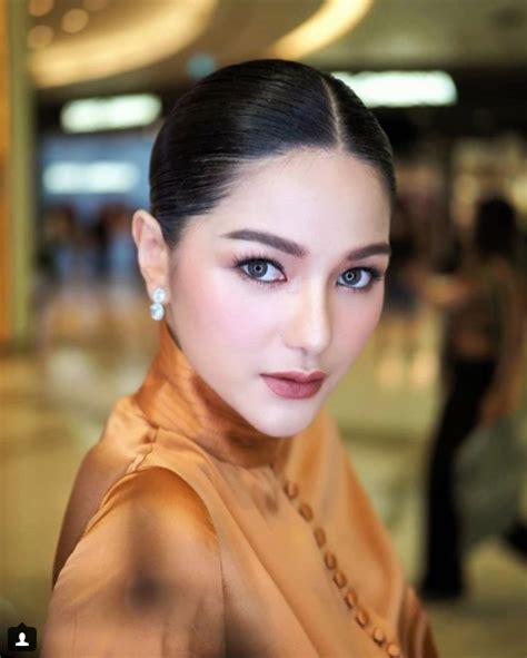 ประวัติ กวาง เดอะเฟซ หรือ วรรณปิยะ ออมสินนพกุลกวาง เดอะเฟซ หรือ วรรณปิยะ ออมสินนพกุล เกิดวันที่ 23 ตุลาคม พ.ศ.2534 ในปี 2563 เธอมีอายุ 29 ปี ที่อำเภอ. กวาง เดอะเฟซ ร่วมยินดีงานแบรนด์ SIRIVANNAVARI ของ พระองค์ ...