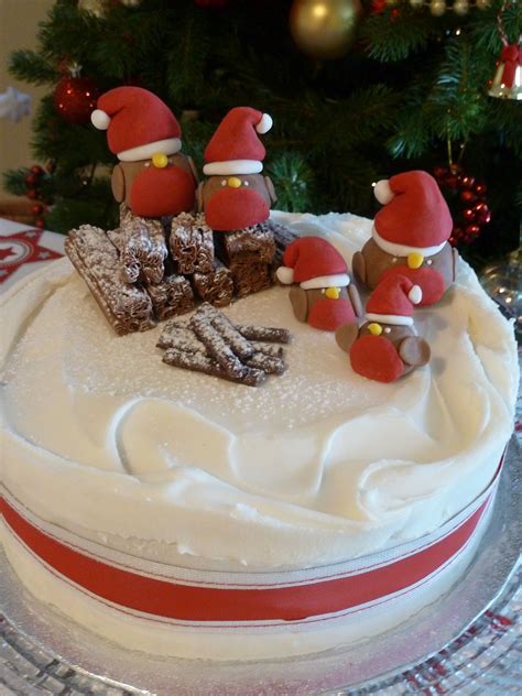 Видео paneling a square cake with fondant канала sift by kara. Christmas Cake Inspiration to create Festive Robins Cake ...