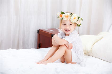 Photos Little Girls Smile Child Rose Sit Bed