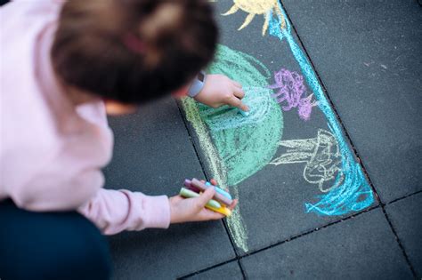Malen, zeichnen, skizzieren, zeichnenfrom the english draw viintransitives verb: Für kleine Straßenkünstler: Malen und Gestalten mit Kreide ...