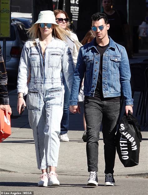 I like to pretend to be other people. Sophie Turner und Joe Jonas-look jeden Zentimeter der ...