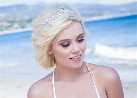 For a beach wedding you always dream of, it's only proper you go for a dreamy light makeup. Five Beach Wedding Makeup Tips