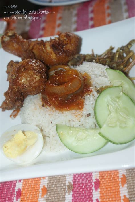 Bakso umumnya dibuat dari campuran daging sapi giling dan tepung tapioka, tetapi ada juga bakso yang terbuat dari daging ayam, ikan, atau udang bahkan daging kerbau. bicara hati didapur kecil: nasi lemak n ayam berempah