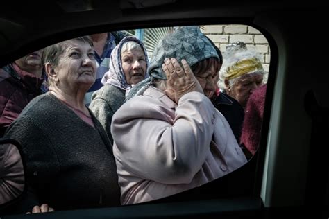 En Ukraine des pensions distribuées sur la ligne de front en mains