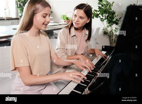 Junge frau sitzt am klavier Fotos und Bildmaterial in hoher Auflösung Alamy