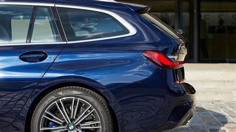 Exclusive sports seats in alcantara/sensatec with contrast blue stitching in are fitted as standard in the bmw m340i xdrive. BMW 2020 3-Series Touring 320i M Sport | 車款介紹 - Yahoo奇摩汽車機車