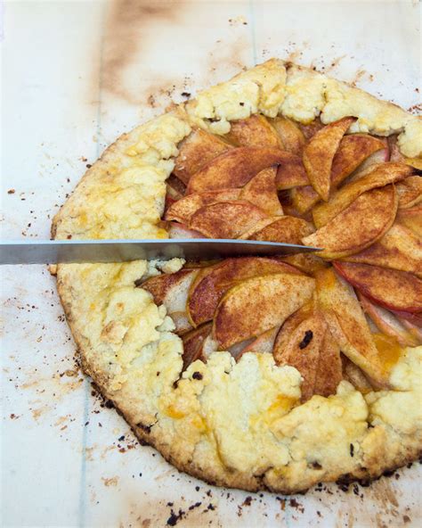 Oct 20, 2009 · chop apples and combine with 1/2 tablespoon cinnamon, salt, nutmeg and brown sugar in a small baking dish. Honeycrisp Apple Tart by The Redhead Baker