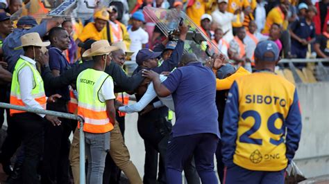 Kaizer Chiefs Coach Zwane Was Injured By Police Fans Objects Didn T Hit Him Club Official